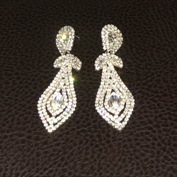 💎 Sparkly Earrings and Crown Pin 👑 - Picture 3 of 5